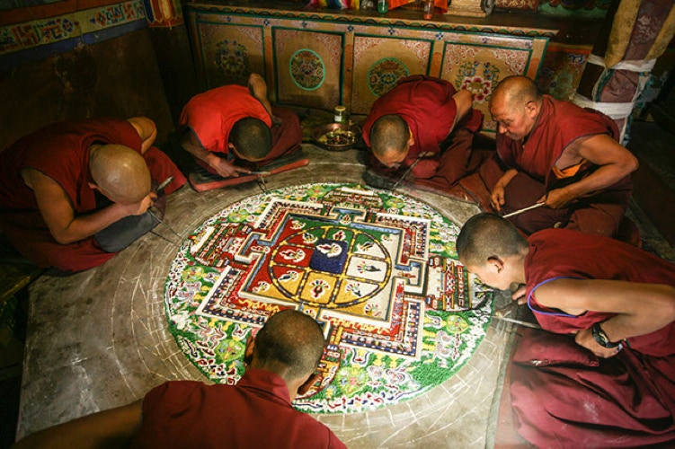 Moines tibétains make a mandala by Frédéric Reglain 